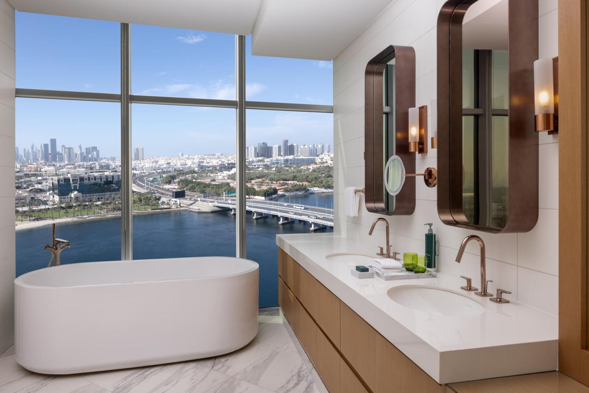 Hilton Creek & Residences فندق