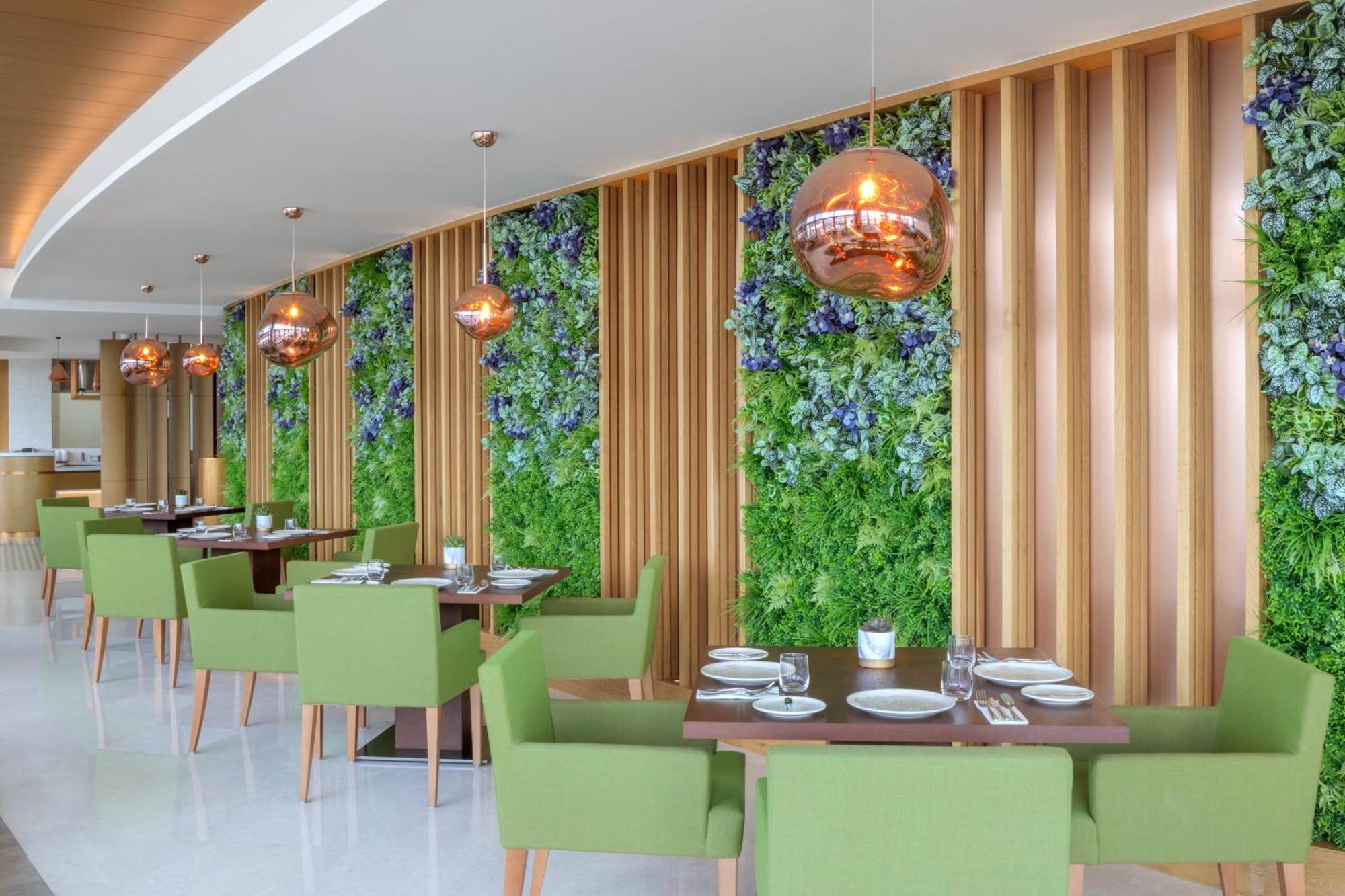 Hilton Creek & Residences فندق